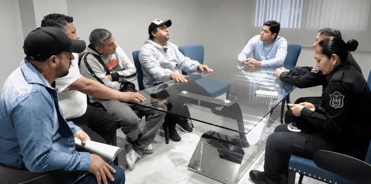 El intendente Franco Hernández en una acalorada discusión con referentes de cooperativas de trabajo en Tartagal.