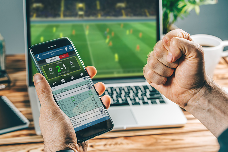 Apuestas online en Salta: cifras récord y preocupación por la ludopatía Celular con aplicaciones de apuestas online en medio del furor por el Mundial en Salta