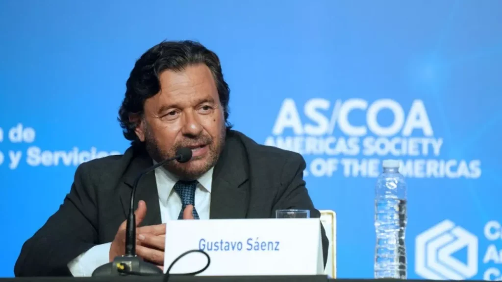 Sáenz en el Council of the Americas: inversiones mineras y empleo local en Salta El gobernador Gustavo Sáenz exponiendo sobre minería y empleo en el Council of the Americas