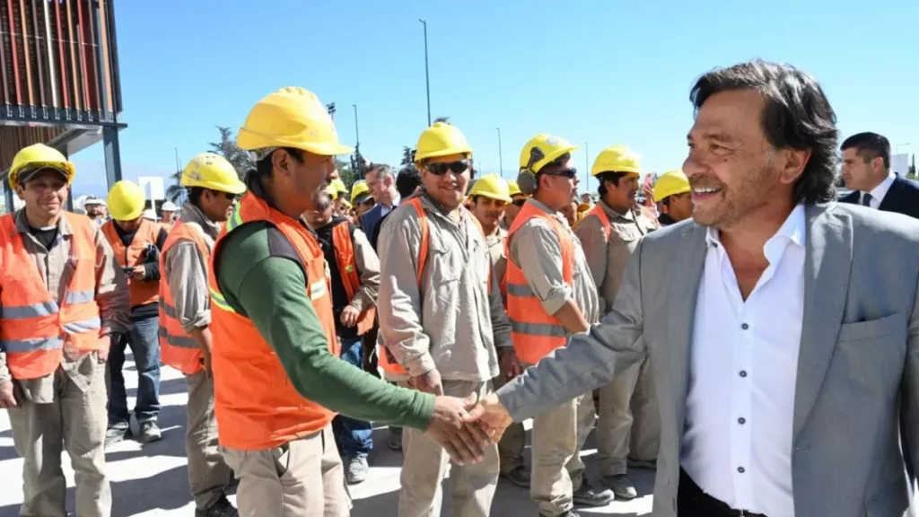 El aeropuerto de Salta ya es el tercero del país tras una millonaria inversión El gobernador Gustavo Sáenz junto a autoridades inaugurando la nueva terminal del aeropuerto de Salta