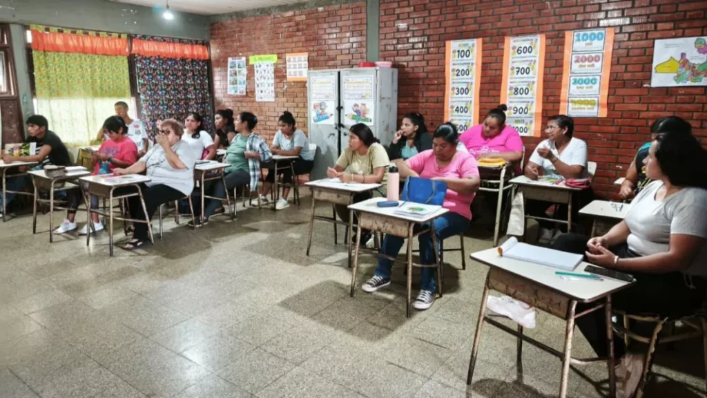Cómo finalizar el secundario en Salta: inscripciones abiertas para BSPA y CENS Estudiantes completando el formulario de inscripción para finalizar el secundario en Tartagal.