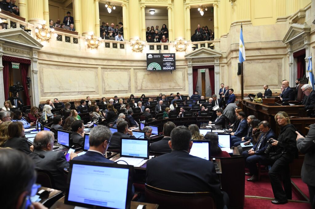 Ley de tierras: una aprobación que suena a derrota Sesión en el Senado de la Nación tratando la ley de inviolabilidad de la propiedad privada.