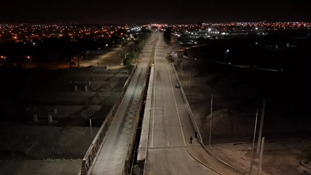 El nuevo puente de Vaqueros ya está habilitado: alivio para el tránsito tras décadas de espera Vehículos circulando por el nuevo puente habilitado sobre el río Vaqueros en Salta.