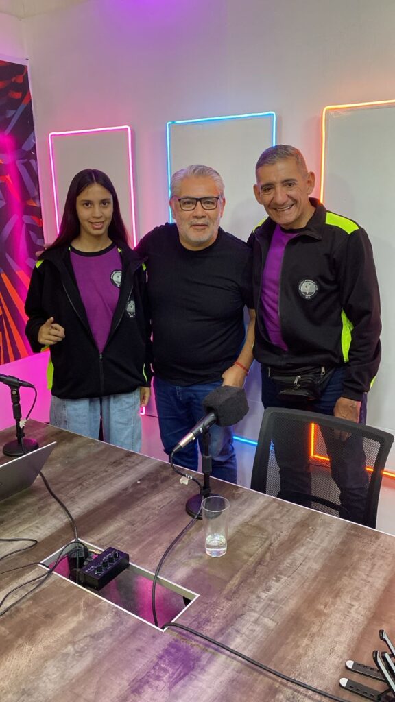El sacrificio y la disciplina en el taekwondo: la historia del profesor Aracena y la joven promesa Rocío Viscarra El profesor Armando Aracena y la joven taekwondista Rocío Viscarra durante la entrevista en los estudios de Tartagal Play.
