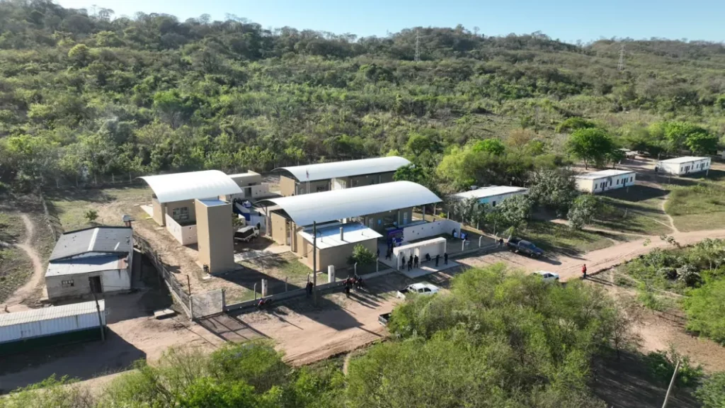 15 años de espera: la comunidad wichí de Tartagal ya tiene su nueva escuela Gobernador Gustavo Sáenz inauguró el nuevo edificio de la escuela Monte Sinaí en Tartagal para la comunidad wichí.