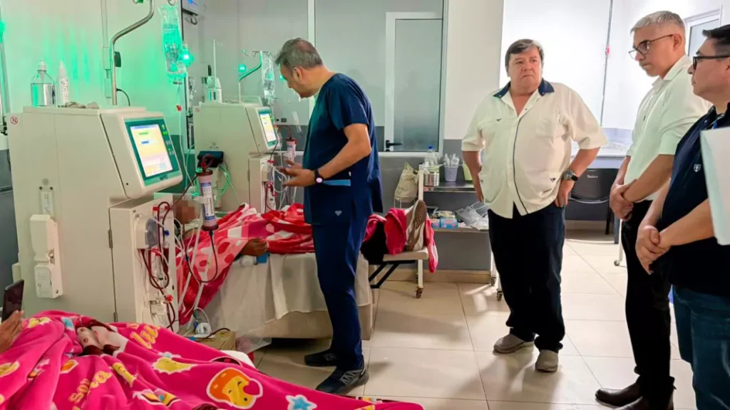 Ministro de Salud supervisando nuevo equipamiento de hemodiálisis en el hospital de Tartagal.
