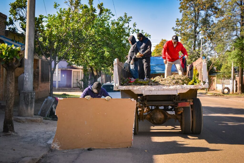 Arrancó el operativo de descacharrado en Tartagal para frenar el avance del dengue Operarios municipales realizando tareas de descacharrado y prevención del dengue en las calles de Tartagal.