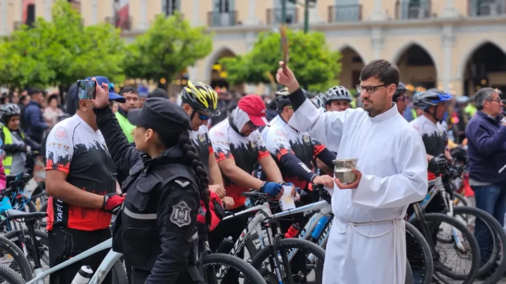 Miles de peregrinos llegaron a la Catedral para renovar la fe en el tramo central del Milagro Peregrinos llegando a la Catedral Basílica de Salta durante la Fiesta del Milagro.