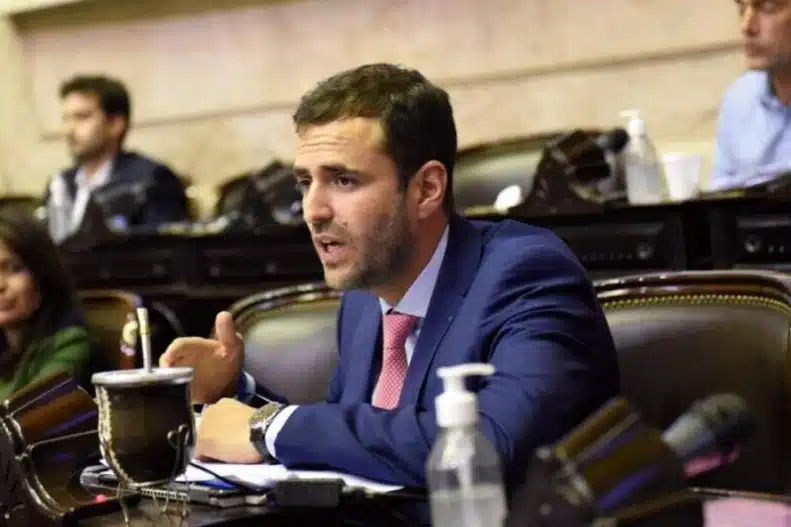 Piden la indagatoria de Emiliano Estrada por usar asesores del Congreso para cuentas falsas El fiscal Guillermo Marijuán solicitó la indagatoria del exdiputado Emiliano Estrada por usar asesores para redes falsas.
