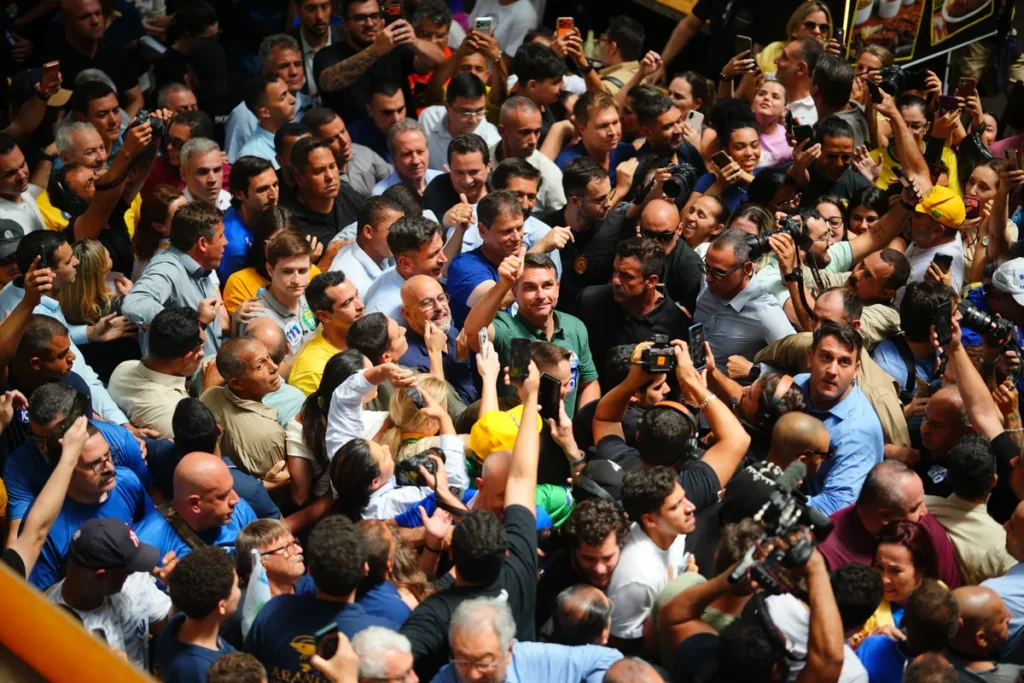 Nadie lo vio venir? Flavio bolsonaro ganó en primera vuelta y Brasil debe volver a la urnas Flávio Bolsonaro en el contexto de las elecciones en Brasil