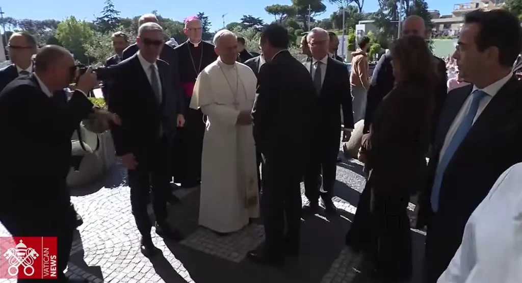 El papa León XIV será operado de un nódulo pulmonar en Roma El papa León XIV durante su ingreso al Policlínico Gemelli de Roma para una intervención pulmonar.