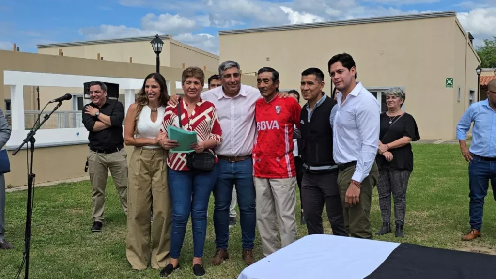 Entrega de llaves de viviendas para personas mayores en el complejo Casa Propia - Casa Activa de Tartagal.